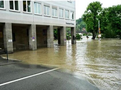  Hochwasser am Eingang des Finanzamts